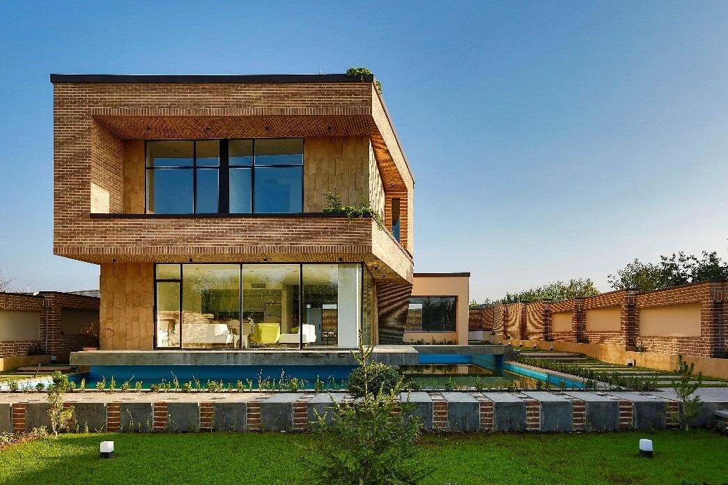 استفاده از آجر در فضاهای داخلی برای القای حس سرزندگی ( خانه افشاریه برند ساختمانی تاراز)